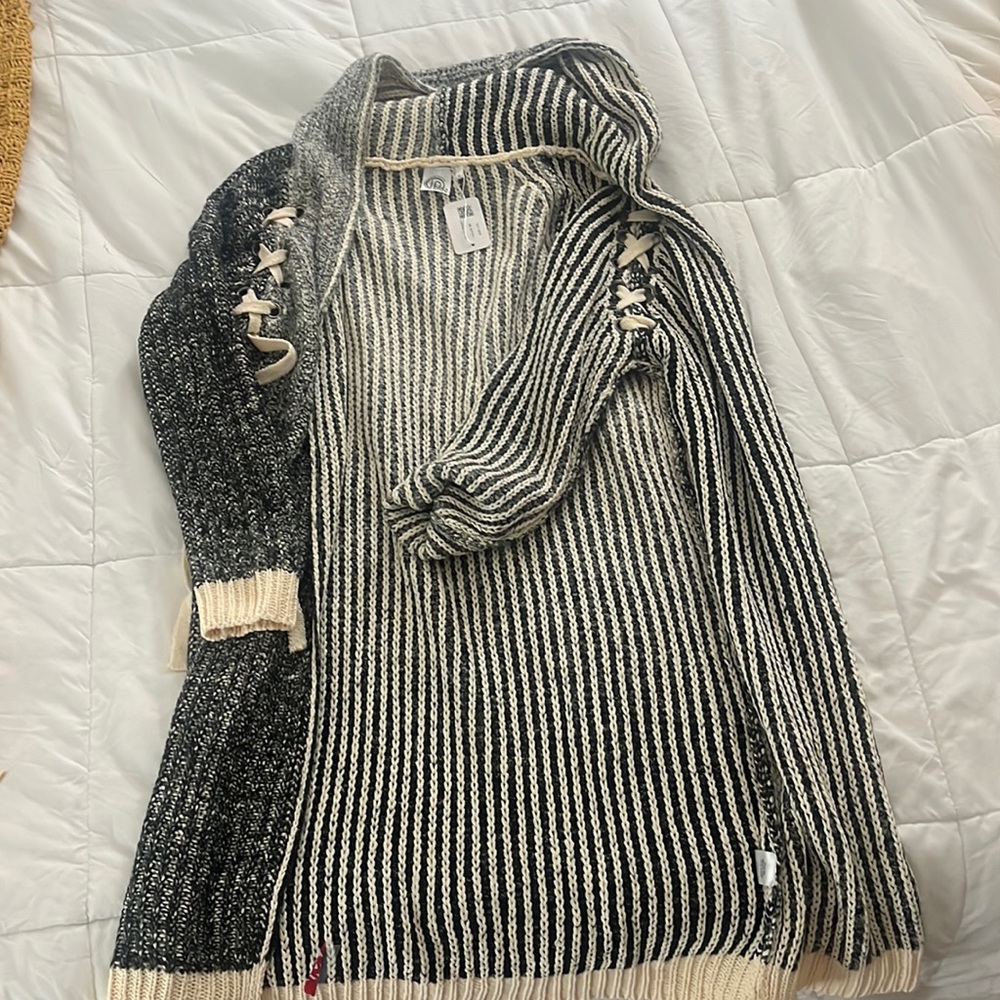 Very Moda Black women’s laced shoulder sweater